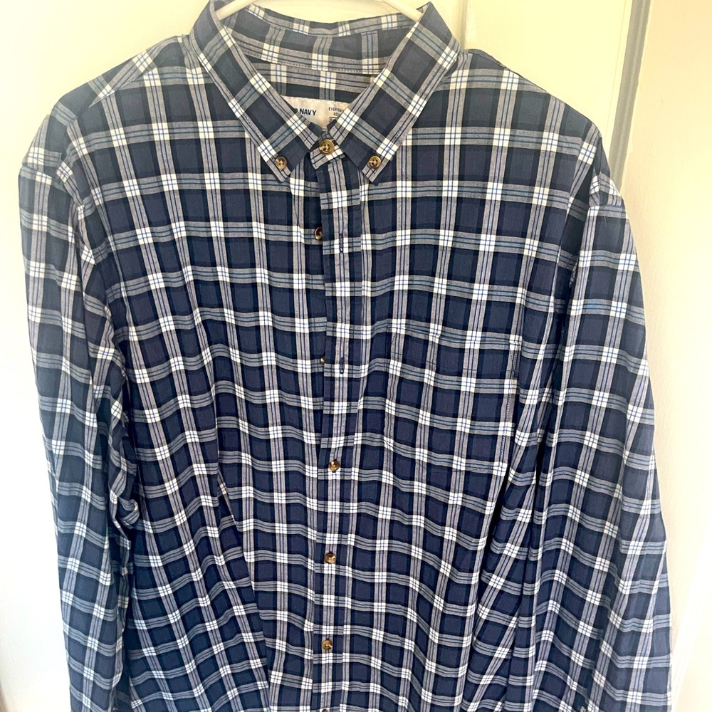 Old Navy long sleeve plaid button-down shirt